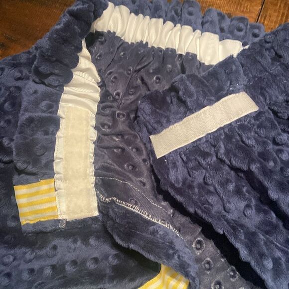 Navy Blue bathroom robe wrap with Yellow Embroidery Alpha Sigma Alpha Logo - Picture 6 of 7